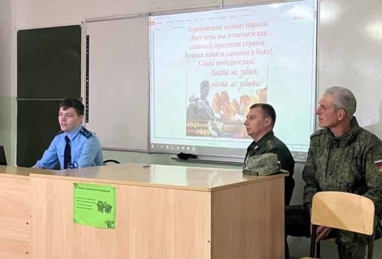 Патриотические беседы с школьниками.